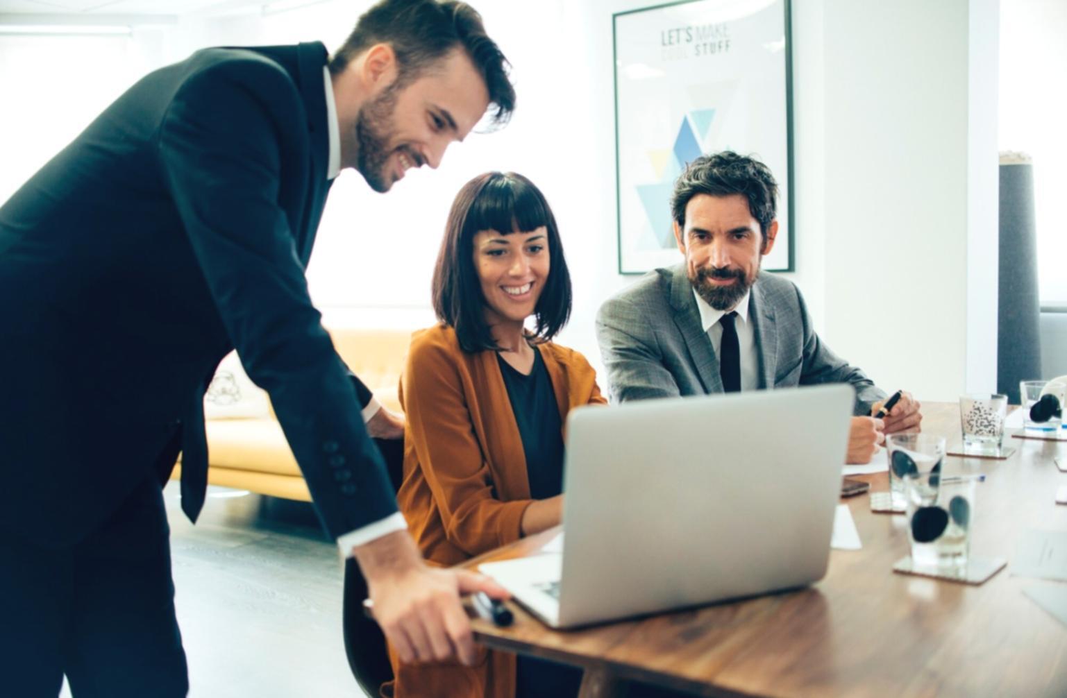Finanzberatung im Büro mit Dokumenten und Laptop
