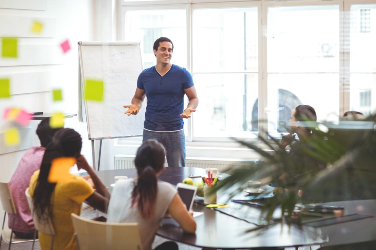 Teamarbeit bei der Finanzplanung mit Dokumenten auf dem Tisch